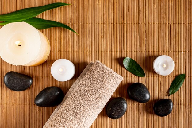 Concepto de spa plano con velas y piedras