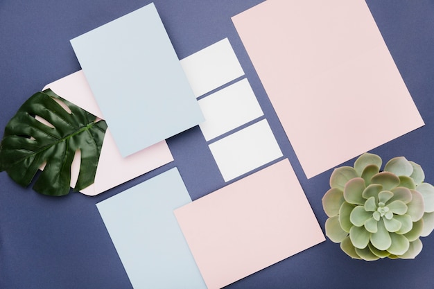 Concepto stationery de invitación de boda en flat lay