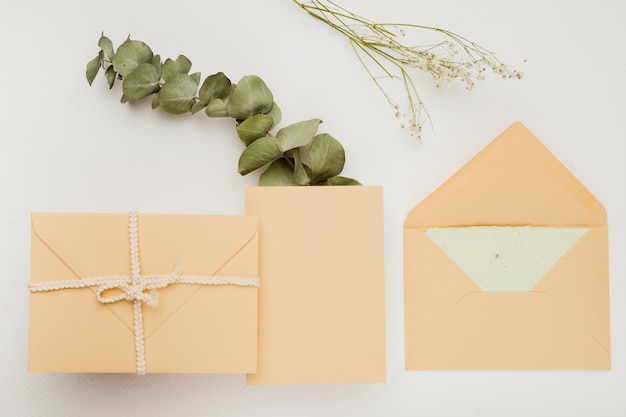 Concepto stationery de invitación de boda en flat lay