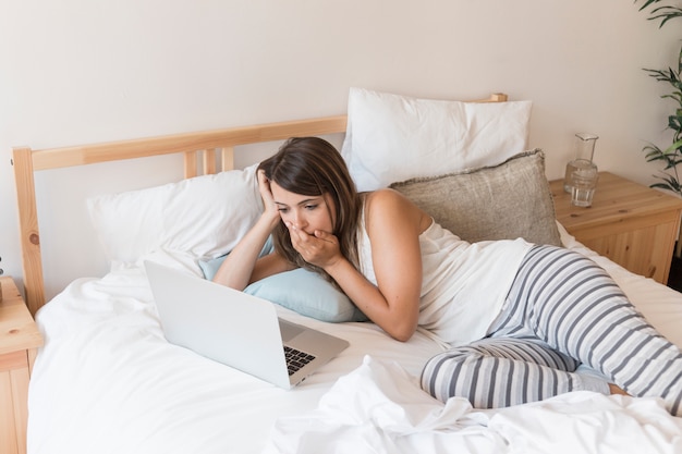 Concepto de streaming con mujer en cama