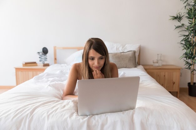 Concepto de streaming con mujer en cama