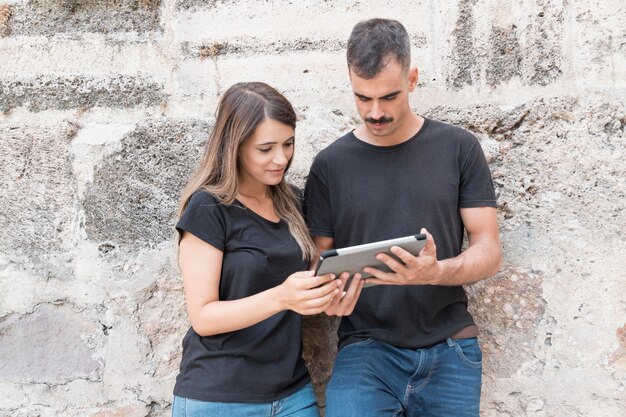 Concepto de streaming con pareja apoyado contra pared