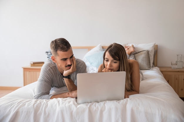 Concepto de streaming con pareja en cama