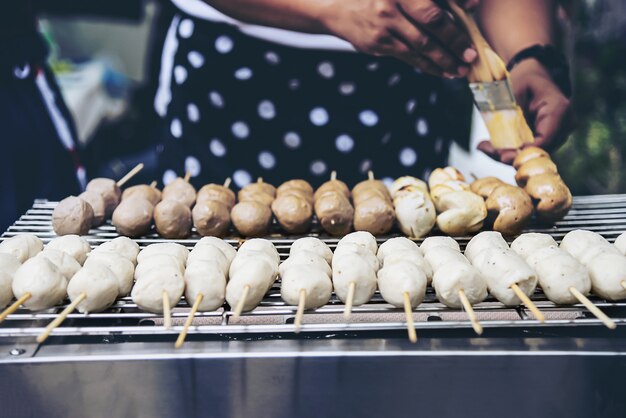 Concepto tailandés de la comida de calle de la parrilla de la bola de carne