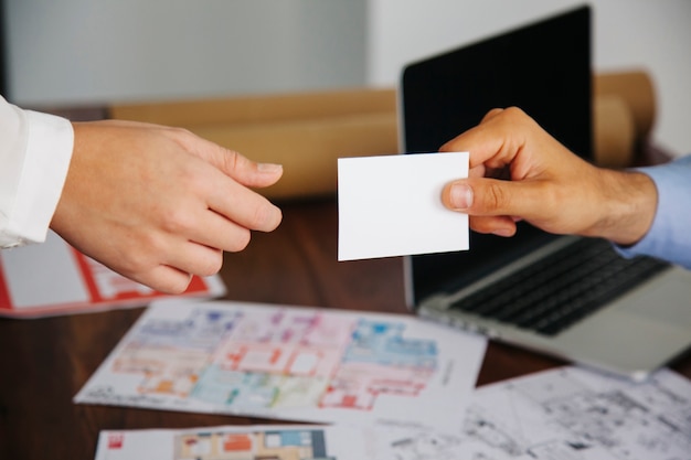 Foto gratuita concepto de tarjeta de visita en oficina