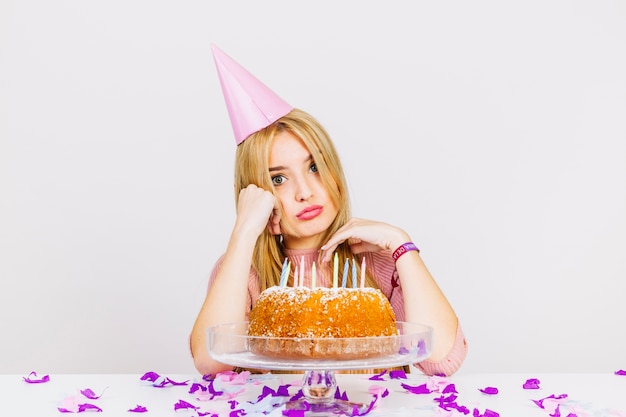 Concepto de tarta de cumpleaños con mujer triste