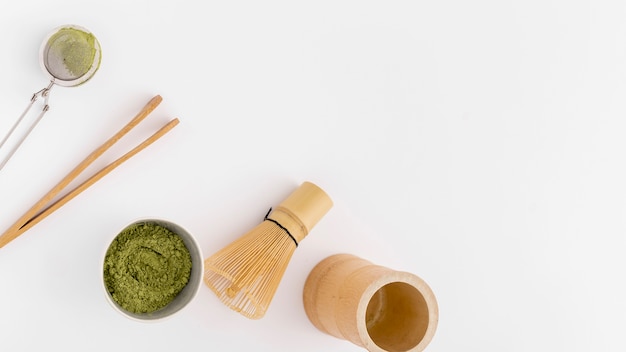 Concepto de té matcha vista superior sobre la mesa