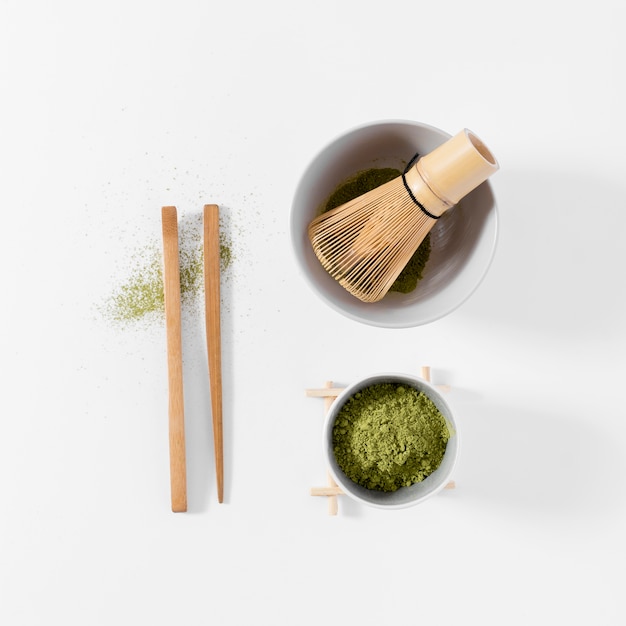 Concepto de té matcha vista superior sobre la mesa