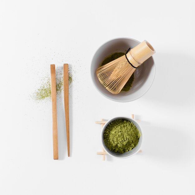 Concepto de té matcha vista superior sobre la mesa