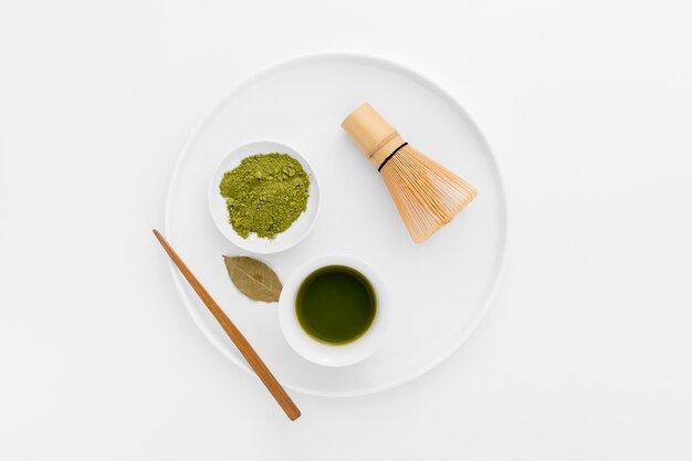 Concepto de té matcha vista superior sobre la mesa