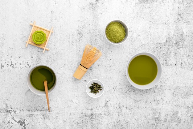 Concepto de té matcha vista superior sobre la mesa