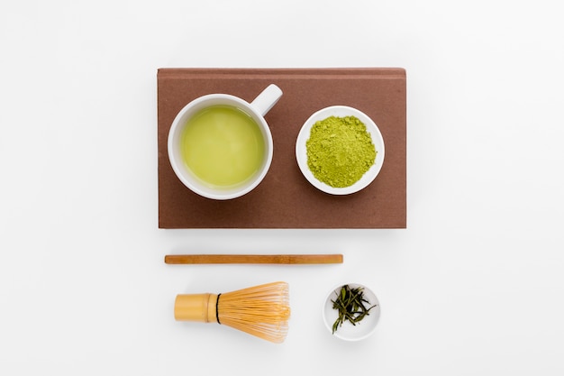 Concepto de té matcha vista superior sobre la mesa