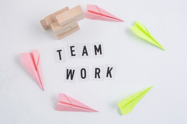 Foto gratuita concepto de teamwork con aviones de papel