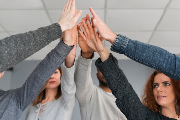 Foto gratuita concepto de teamwork con manos de grupo de personas