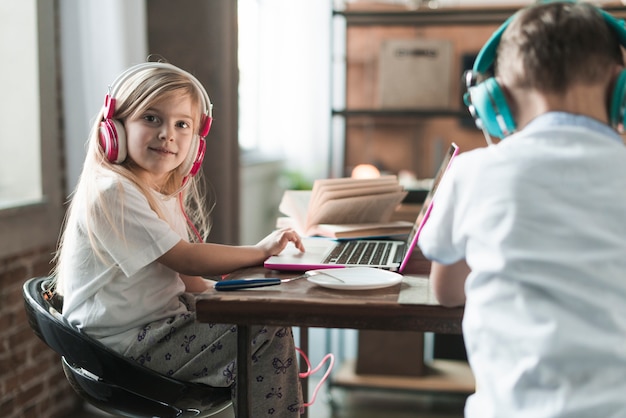 Concepto de tecnología con dos niños en mesa