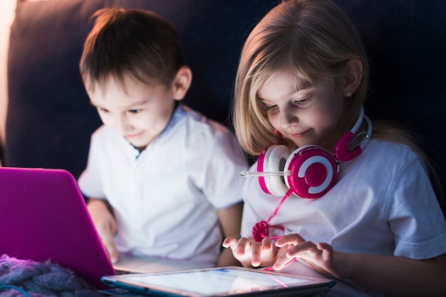 Foto gratuita concepto de tecnología con niños usando portátil