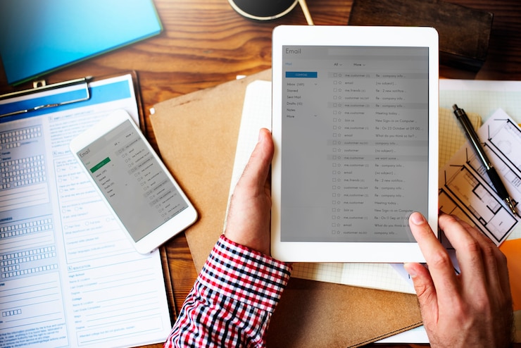 Foto gratuito concepto de la tecnología de la tableta del teléfono móvil de la comunicación de la conexión del correo electrónico