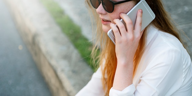 Concepto de teléfono de conversación de niña hablando