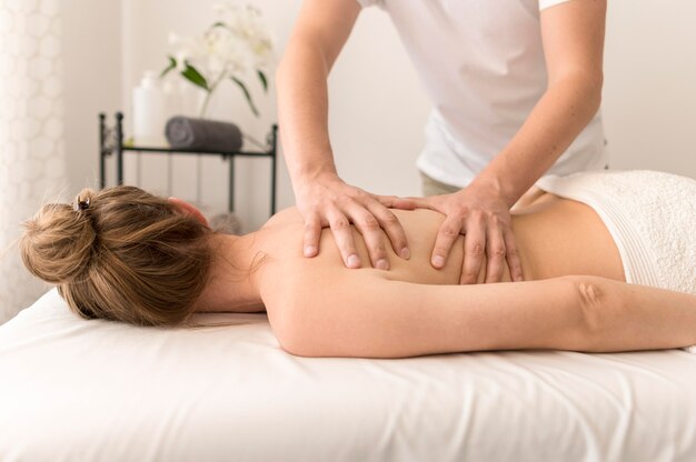 Concepto de terapia de masaje de espalda