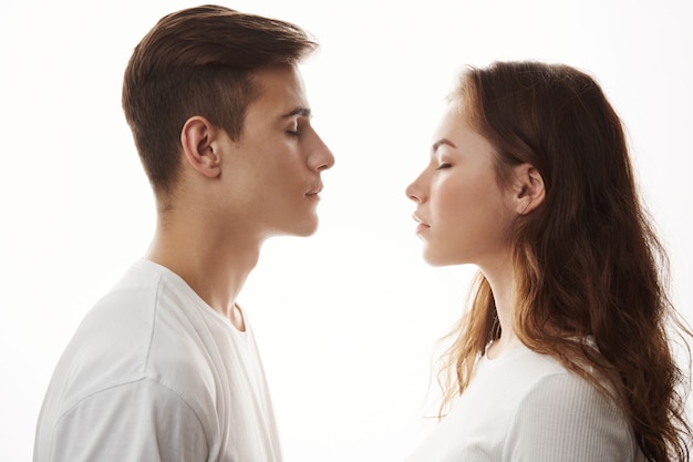 Concepto de ternura de amor y romance. Joven pareja romántica de pie uno frente al otro.