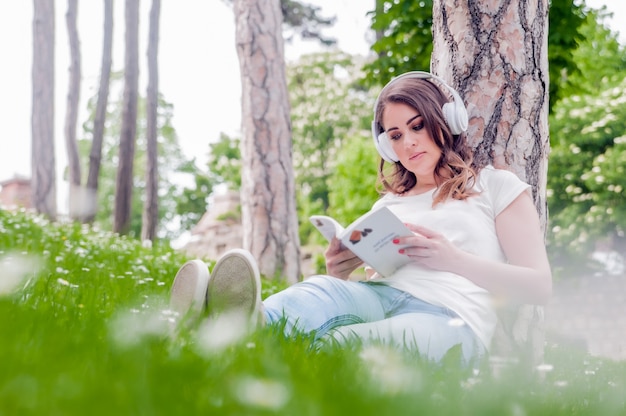 Concepto de tiempo libre con hermosa mujer relajante al aire libre con mu