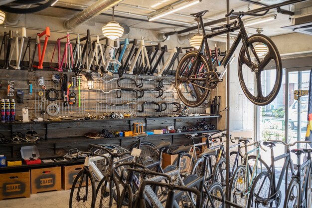 Concepto de tienda de bicicletas con bicicletas.