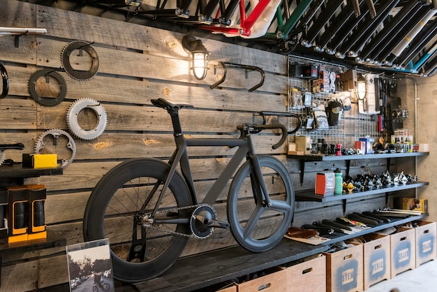 Concepto de tienda de servicio de bicicletas con bicicleta