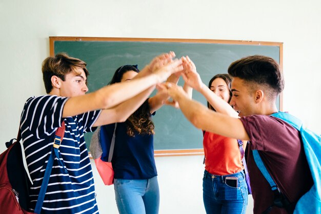 Concepto de trabajar en equipo en clase