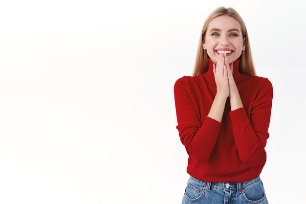 Concepto de trabajo, carrera y estilo de vida. mujer rubia atractiva, femenina en cuello alto rojo, aplaudir, aplaudir, sonriendo encantado