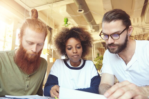 Concepto de trabajo en equipo y lluvia de ideas.