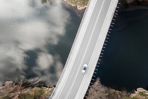 Concepto de transporte con coche en puente.