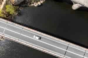 Foto gratuita concepto de transporte con coche en la vista superior del puente