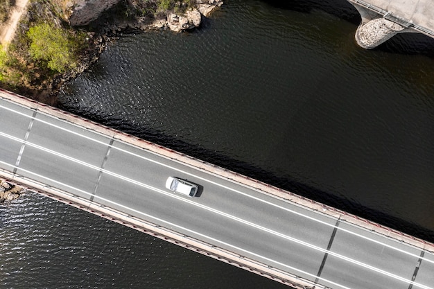 Concepto de transporte con coche en la vista superior del puente