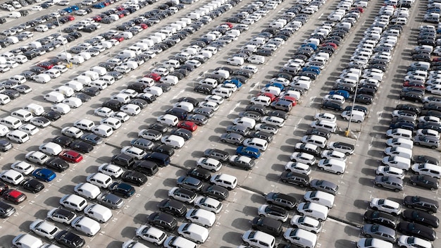 Concepto de transporte con coches aparcados.