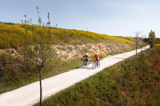 Concepto de transporte con personas en bicicleta.