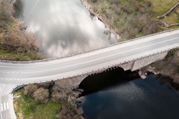 Concepto de transporte con puente