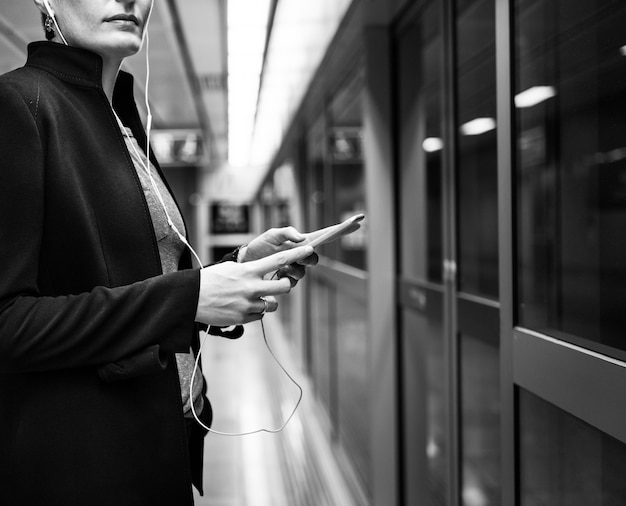 Concepto de transporte de terminal de metro de mujer esperando