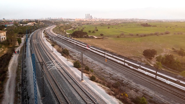 Concepto de transporte con tren en ferrocarriles.