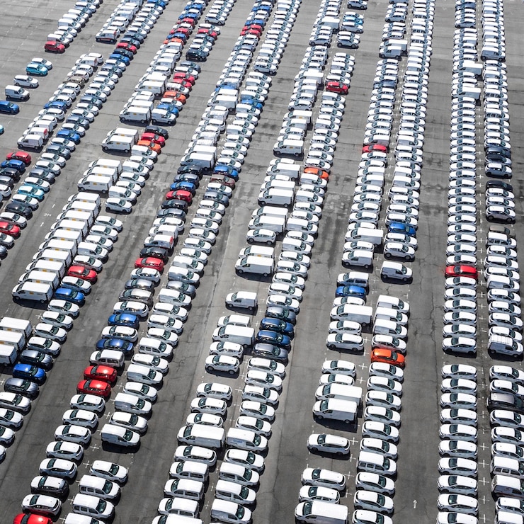 Foto gratuito concepto de transporte con vehículos estacionados