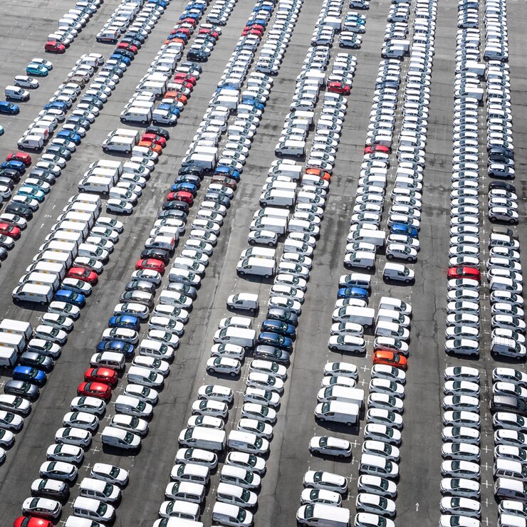 Foto gratuito concepto de transporte con vehículos estacionados