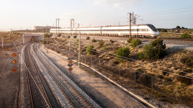 Concepto de transporte de vista aérea con ferrocarril