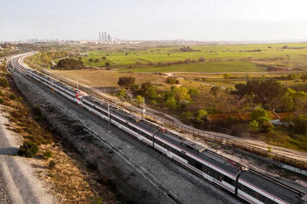 Concepto de transporte de vista aérea con ferrocarriles.