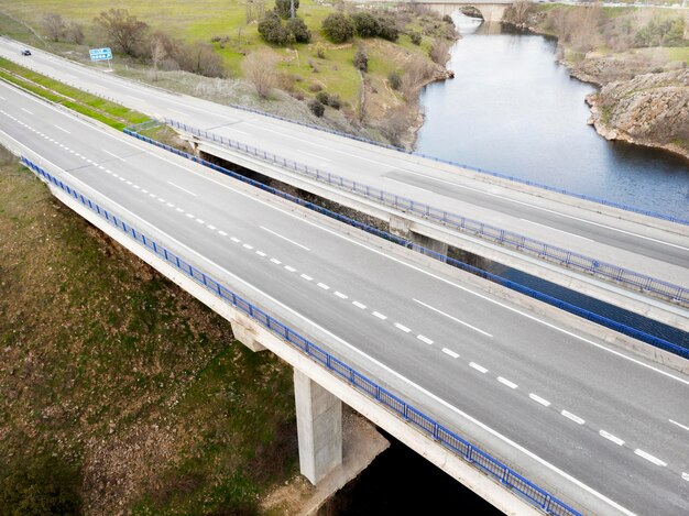 Concepto de transporte con vista aérea de puentes.