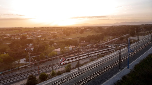 Concepto de transporte de vista aérea con tren.