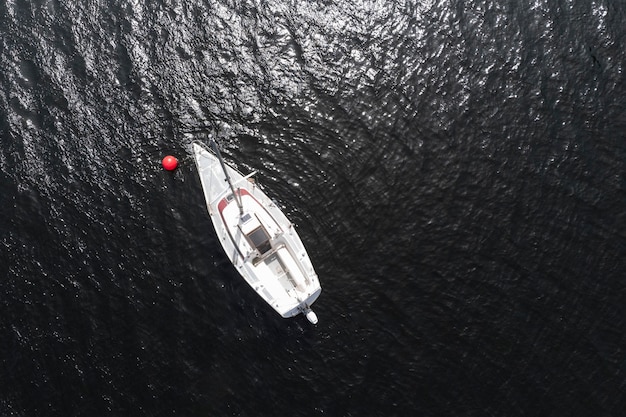 Concepto de transporte con vista superior del barco