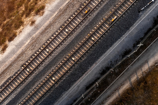 Concepto de transporte con vista superior de ferrocarriles.