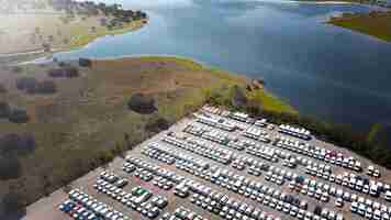 Foto gratuita concepto de transporte de vistas aéreas de coches aparcados