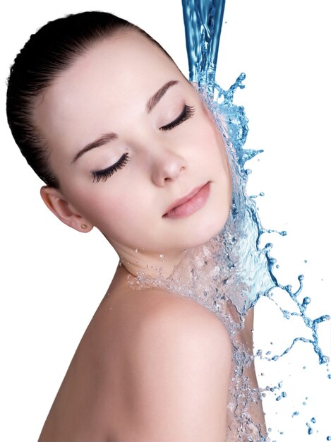 Concepto de tratamiento de belleza de mujer con agua azul.