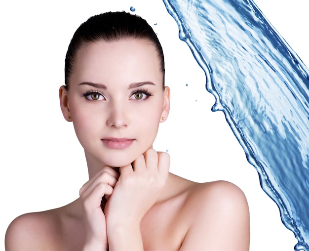 Foto gratuita concepto de tratamiento de belleza de mujer con agua azul.