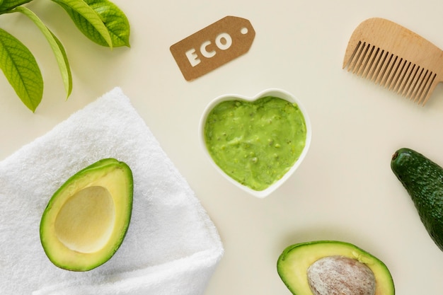 Concepto de tratamiento de spa con crema de aguacate ecológico